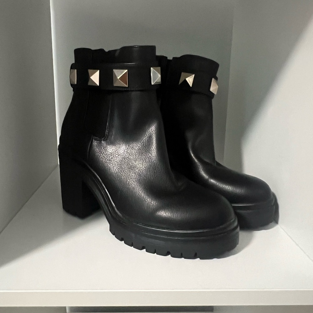 Mariana Black Ankle Boots with Chunky Sole